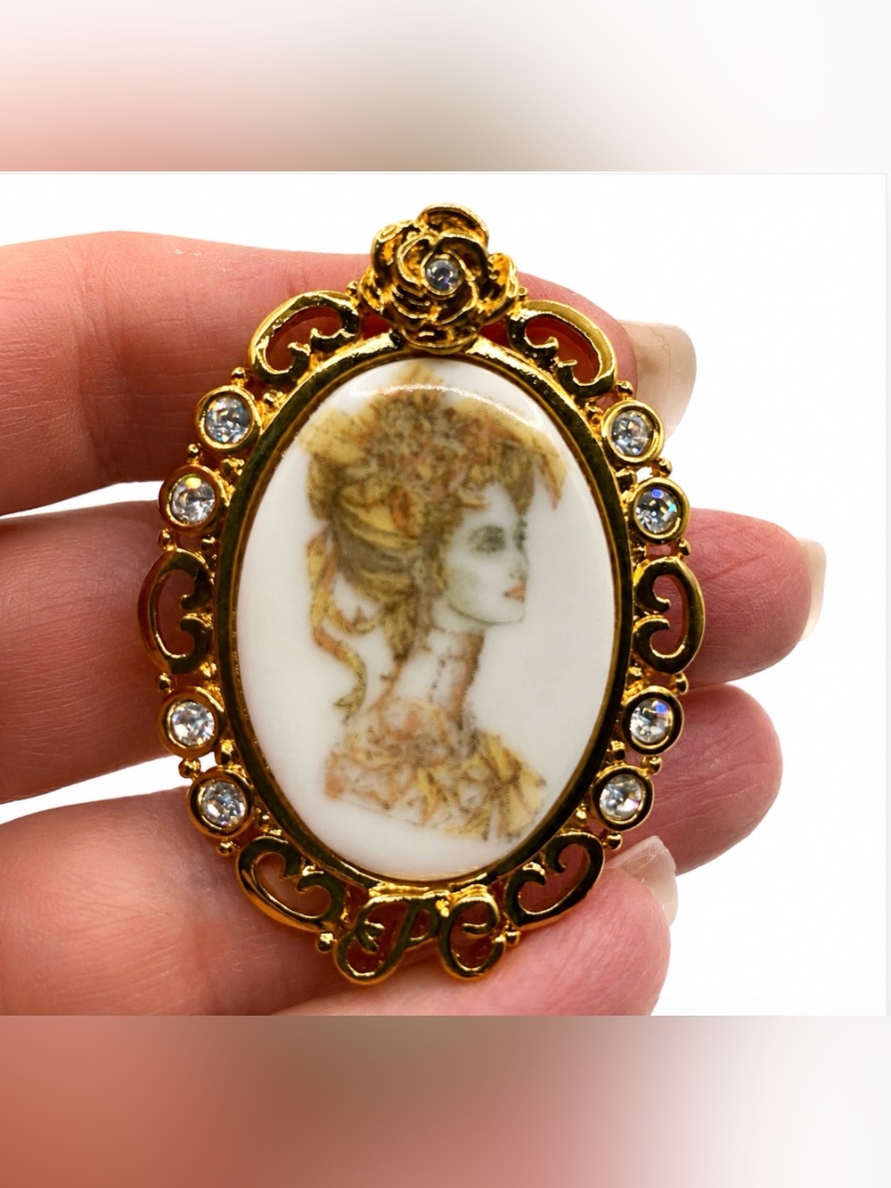 AVON PC Presidents Club Award Cameo Style Jewels Ornate Gold Tone Brooch Vintage